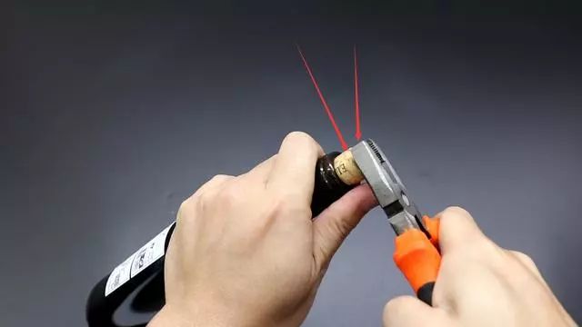 開紅酒這么簡單，兩個回形針就搞定，不需要開瓶器，方法實用