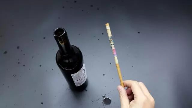 開紅酒這么簡單，兩個回形針就搞定，不需要開瓶器，方法實用