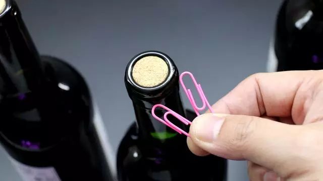 開紅酒這么簡單，兩個回形針就搞定，不需要開瓶器，方法實用