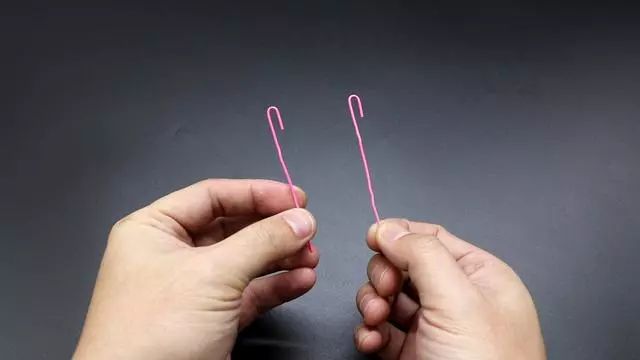 開紅酒這么簡單，兩個回形針就搞定，不需要開瓶器，方法實用