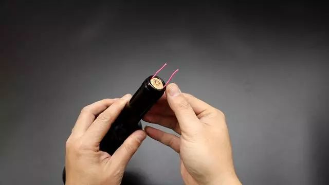 開紅酒這么簡單，兩個回形針就搞定，不需要開瓶器，方法實用
