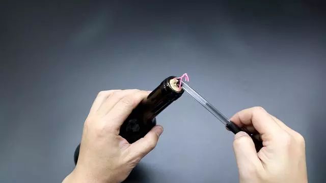 開紅酒這么簡單，兩個回形針就搞定，不需要開瓶器，方法實用