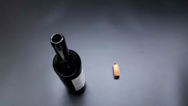开红酒这么简单，两个回形针就搞定，不需要开瓶器，方法实用