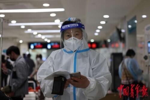 探访疫情下的上海急诊室：病人翻倍 医护人员冒着感染风险抢救患者