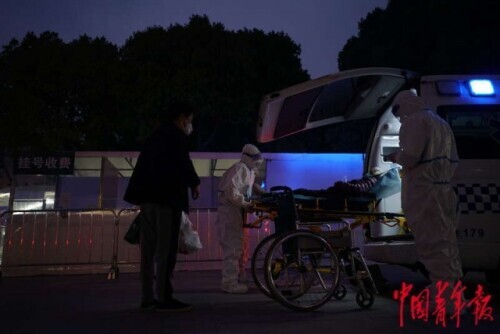 探访疫情下的上海急诊室：病人翻倍 医护人员冒着感染风险抢救患者
