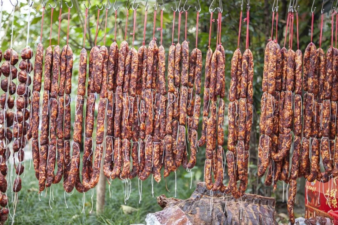 老人为防盗竟在腊肠里加老鼠药！村民偷食后毒发身亡……是故意杀人还是正当防卫？