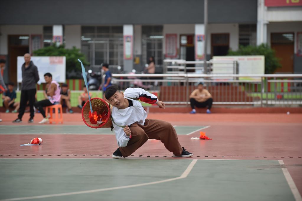 篮球比赛用球质量是多少(未来十年，我国中小学体育课这样上)