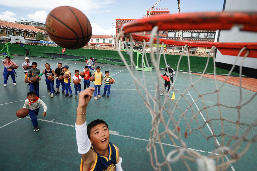 篮球比赛用球质量是多少(未来十年，我国中小学体育课这样上)