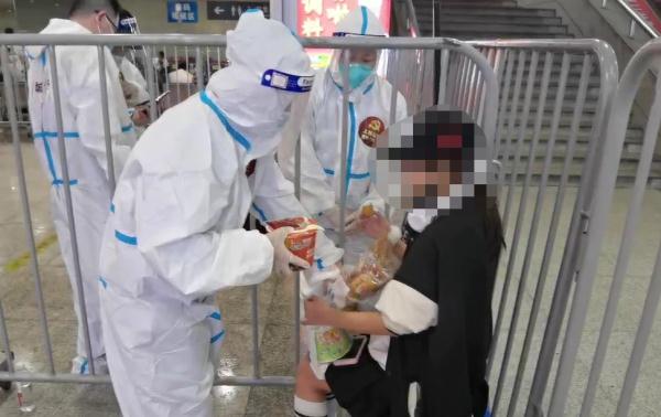 1300公里!女孩独自来杭州见网友