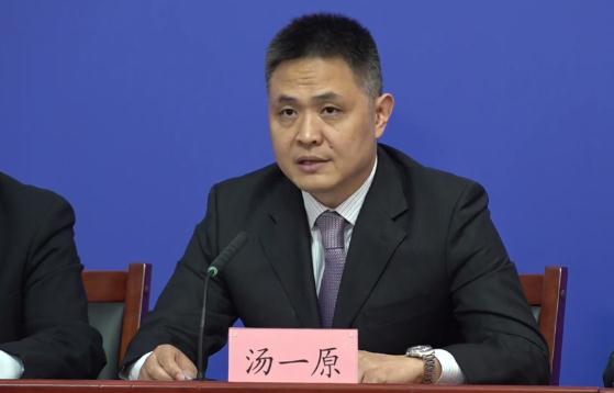 火车头无人看守,栅栏有人看守（北京一男子得知自己是密接后独守车内）