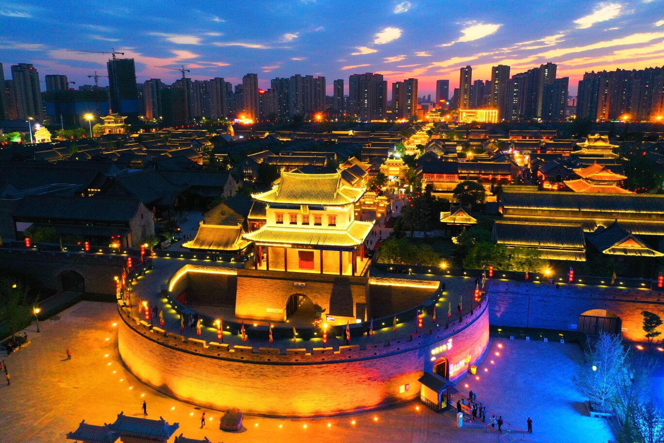 组图｜即墨：古城夜景如画 市民有序游览