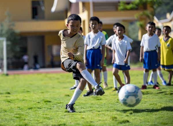 小学生篮球比赛打多少分钟(必须流汗！会打比赛！我国中小学体育课今秋大变样)