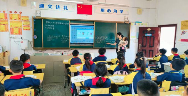 郴州市福泉小学校园里，一岁娃也来上课了(图1)