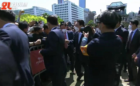 尹锡悦将发表就职演说：步行180米入场 沿途同支持者握手自拍