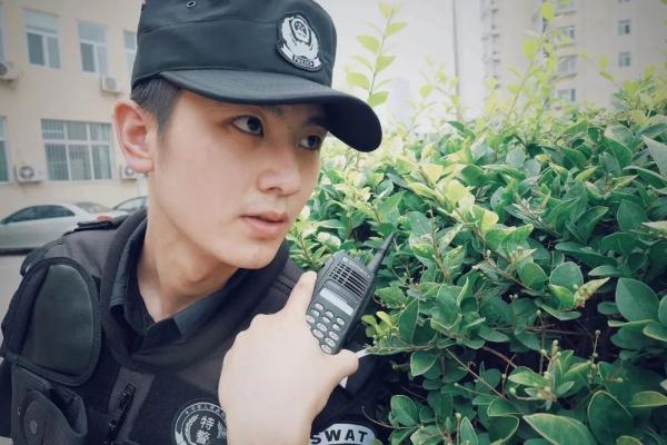 这对警察兄弟,是真帅