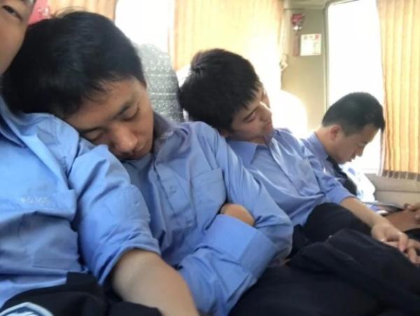 这对警察兄弟,是真帅