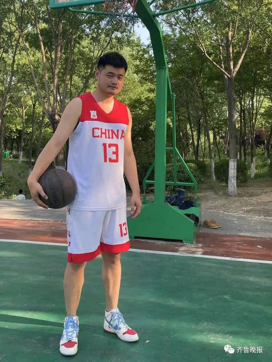 为什么姚明在nba视频(视频火了！“姚明”在山东一篮球场打球 网友：麦迪看了得揉眼)