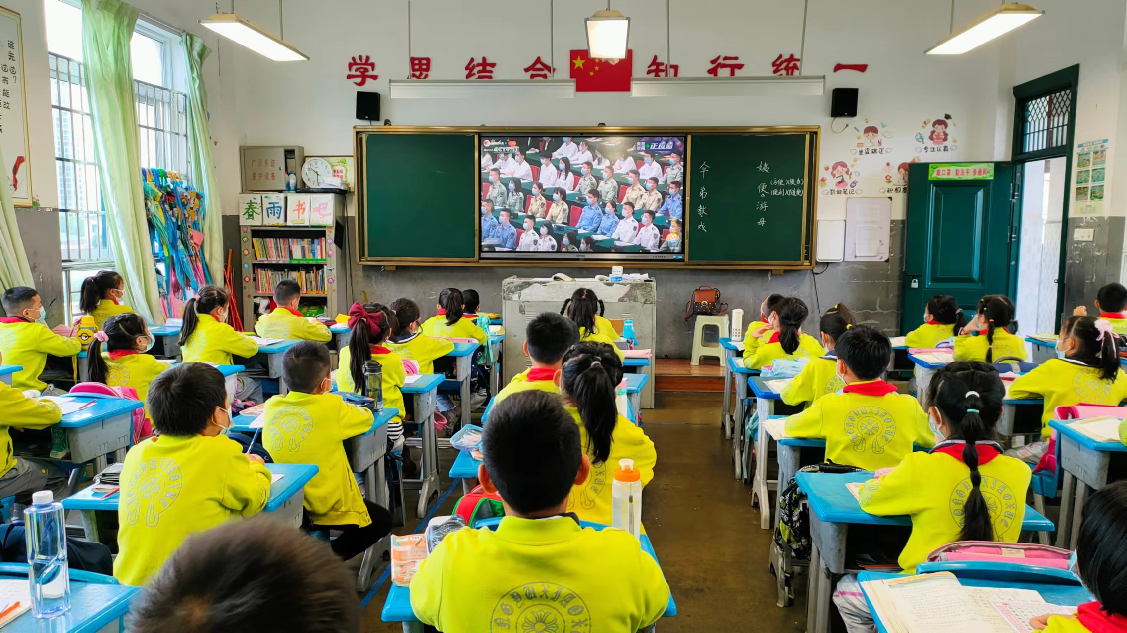 怀化市宏宇小学组织师生观看(图1)