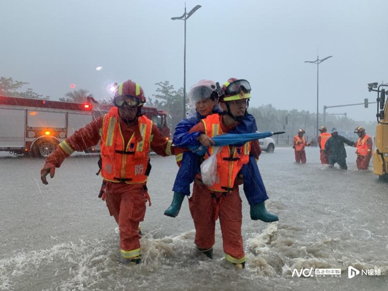 大雨中拉起一条“保护绳”！珠海消防营救疏散被困群众