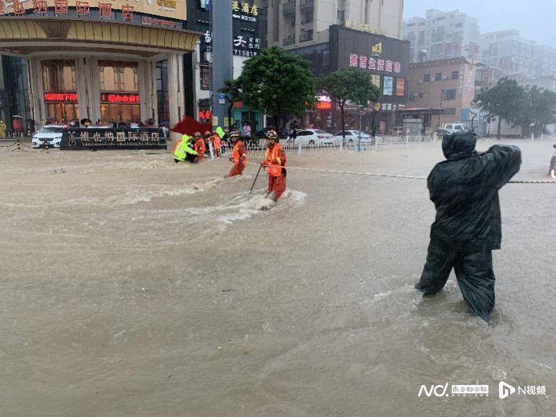 大雨中拉起一条“保护绳”！珠海消防营救疏散被困群众