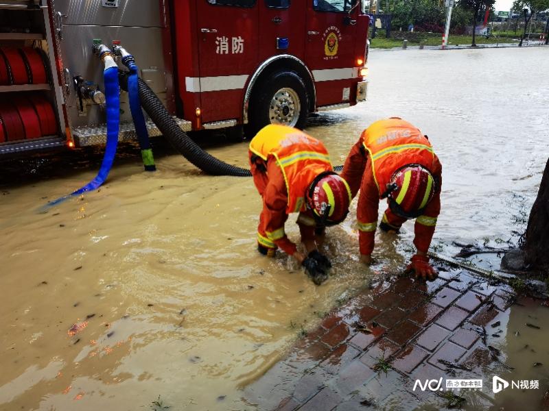 大雨中拉起一条“保护绳”！珠海消防营救疏散被困群众