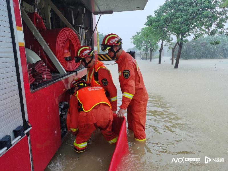 大雨中拉起一条“保护绳”！珠海消防营救疏散被困群众