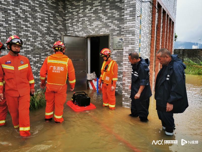 大雨中拉起一条“保护绳”！珠海消防营救疏散被困群众