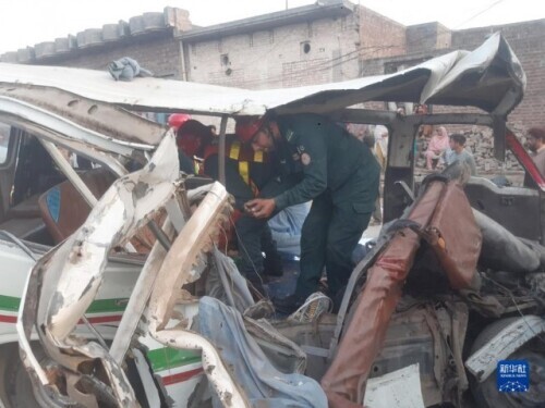 巴基斯坦翻斗车与客车相撞致12人死亡