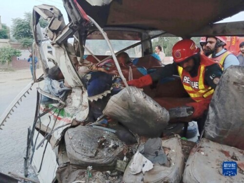 巴基斯坦翻斗车与客车相撞致12人死亡