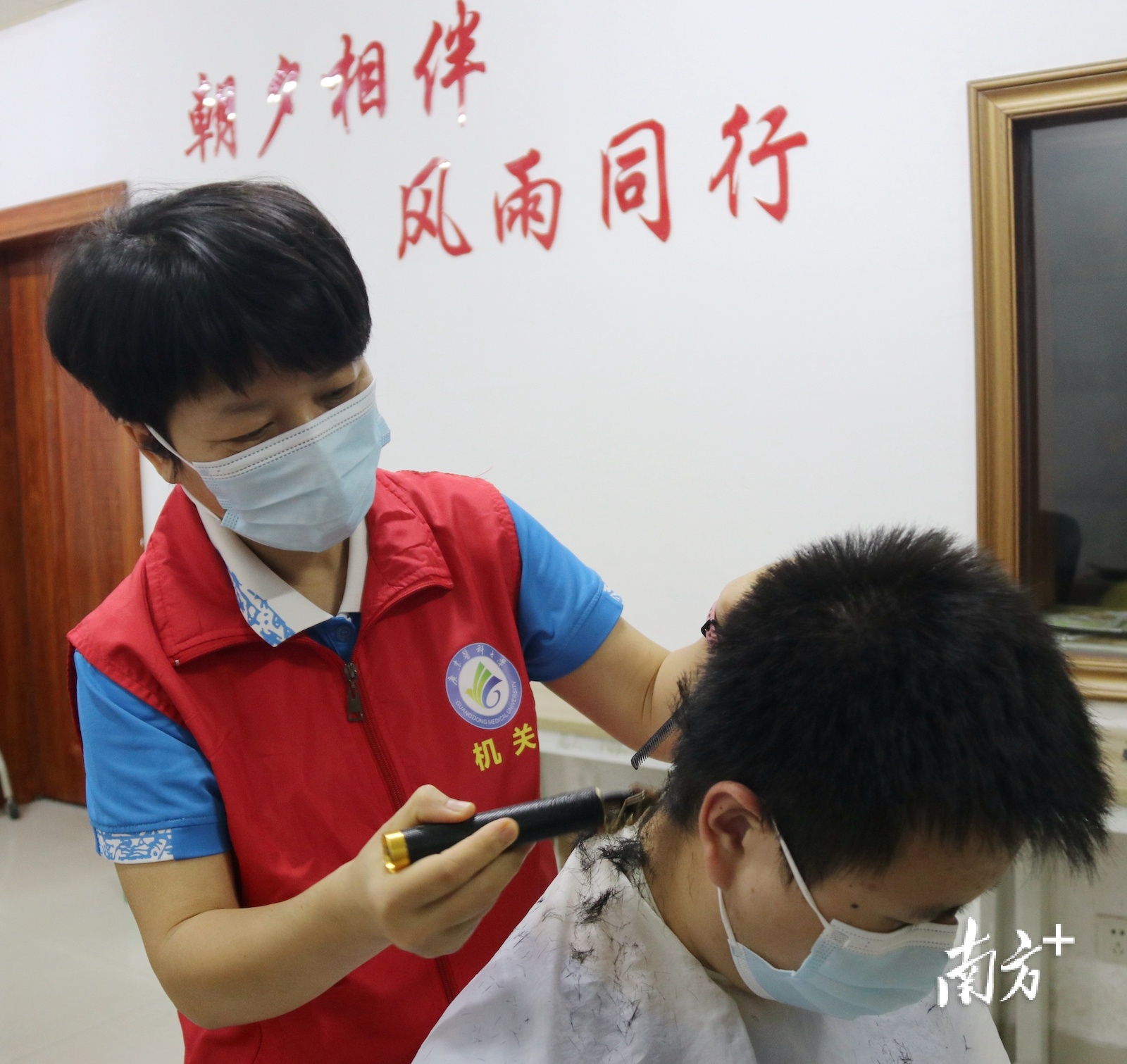 理发师、空调维修工……看这所大学的百变志愿者