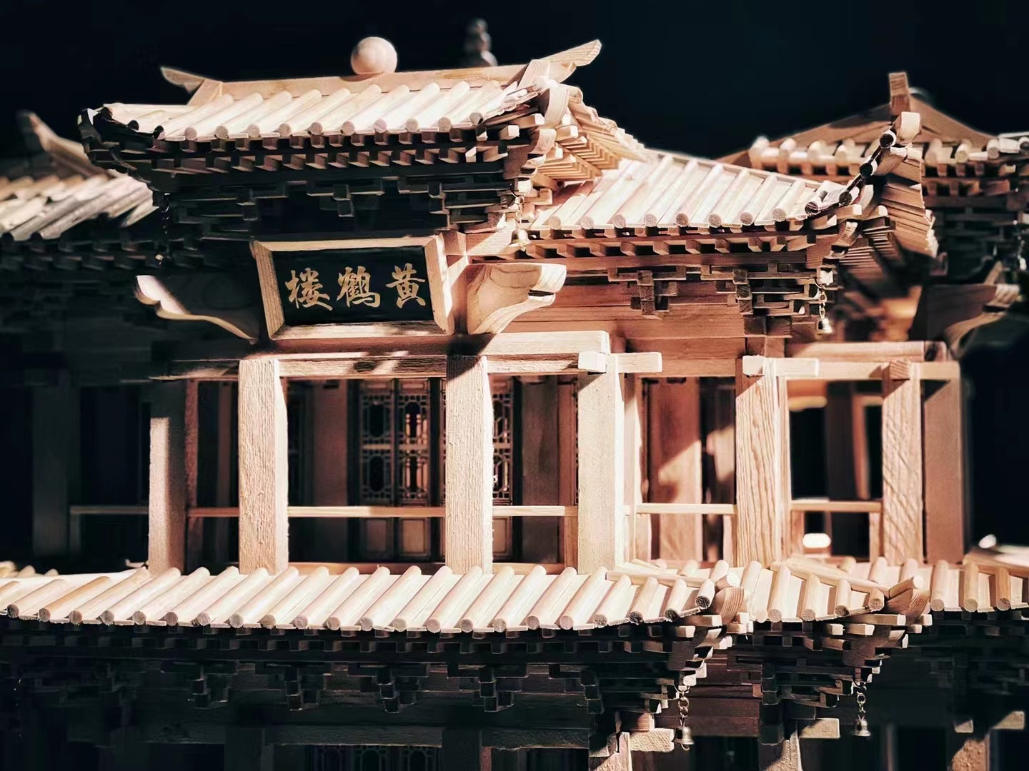 98年小伙痴迷古建筑，用17000块木头搭出黄鹤楼，立志创办中国乐高