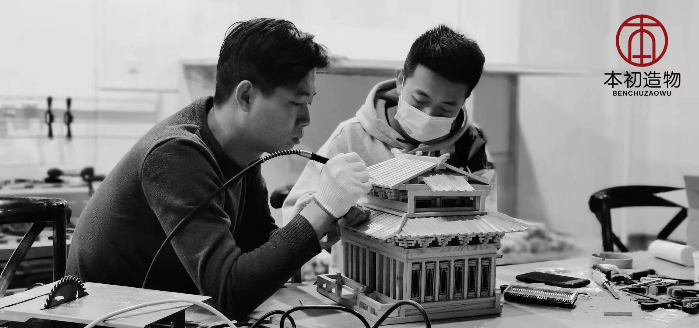 98年小伙痴迷古建筑，用17000块木头搭出黄鹤楼，立志创办中国乐高