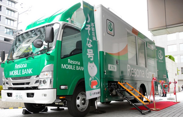 卡车变身银行窗口 日本理索纳银行开设“移动门店”拉近顾客距离