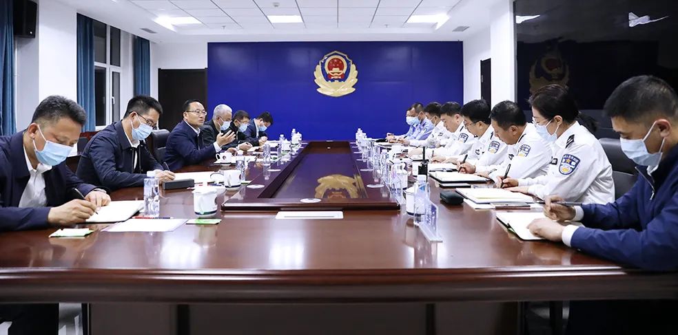 当晚,在盘锦市公安局会议室,郑艺与盘锦市局党委班子成员进行座谈