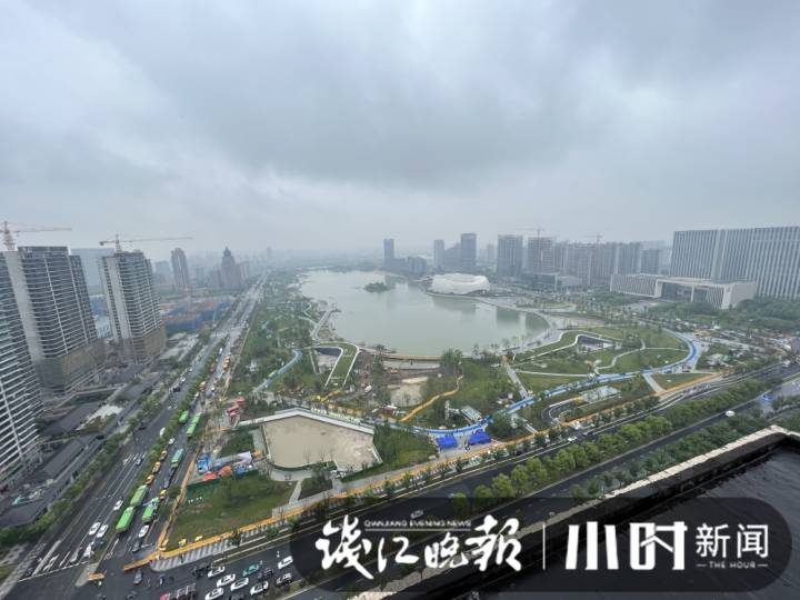 金沙湖下沉廣場再次漫水，大量工程和搶險車輛趕到現場，目前1號線運行正常