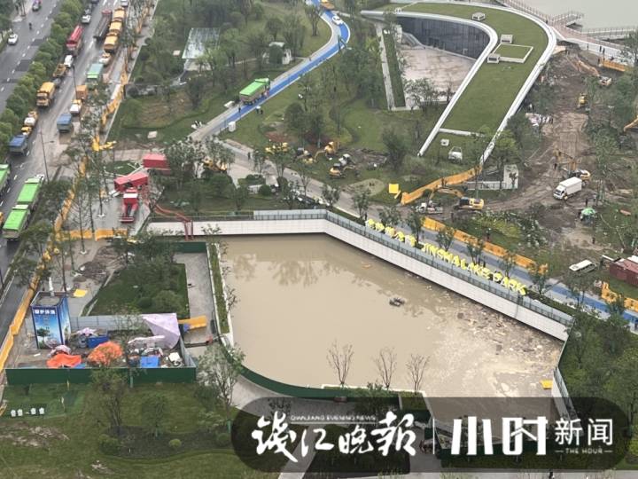 金沙湖下沉廣場再次漫水，大量工程和搶險車輛趕到現場，目前1號線運行正常