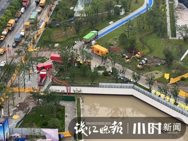 金沙湖下沉廣場再次漫水，大量工程和搶險車輛趕到現場，目前1號線運行正常
