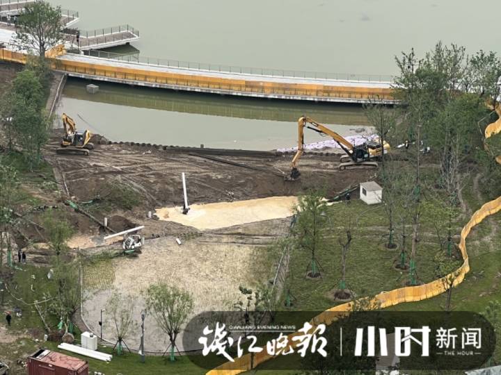 金沙湖下沉廣場再次漫水，大量工程和搶險車輛趕到現場，目前1號線運行正常