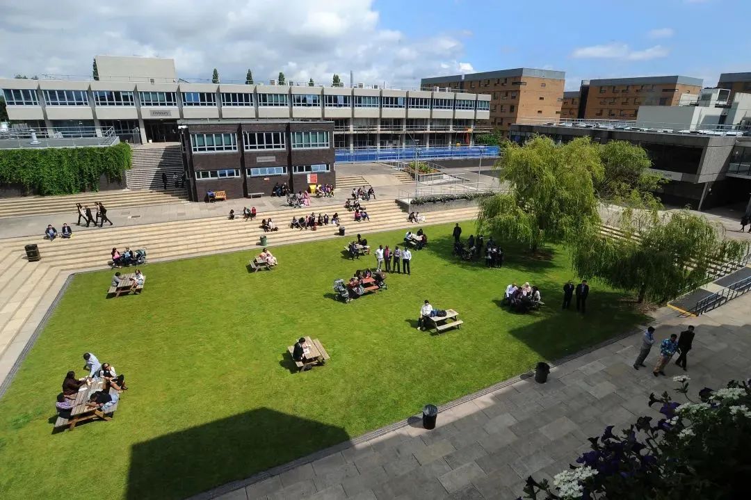 这所综排300+的院校里，竟藏着英国数一数二的设计专业