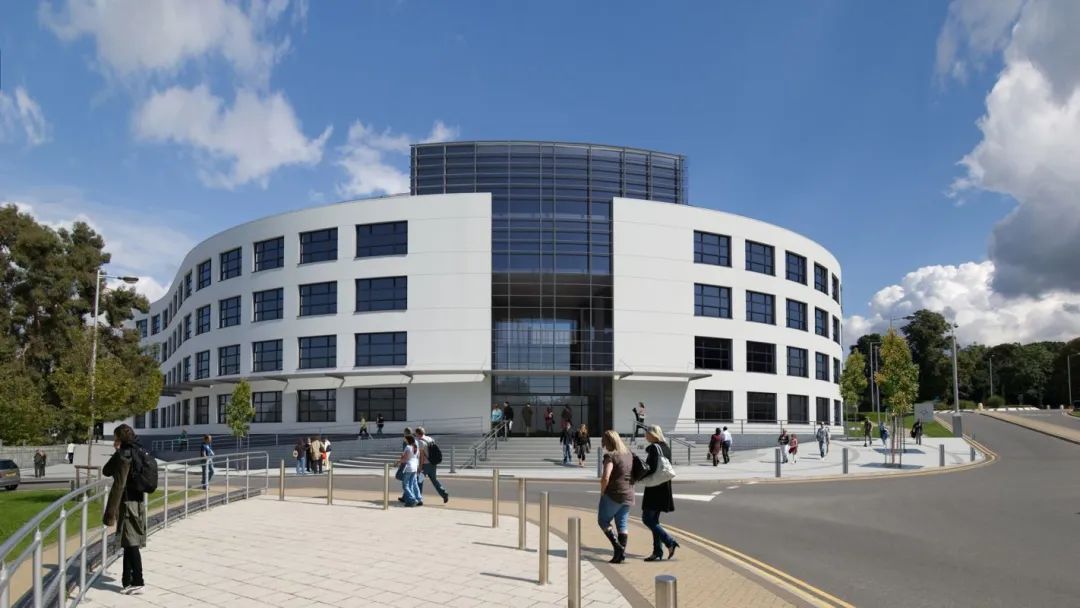 这所综排300+的院校里，竟藏着英国数一数二的设计专业