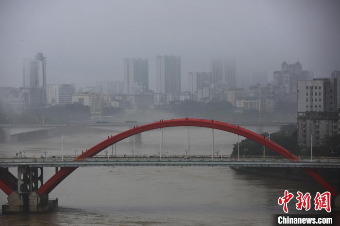 广西迎大范围雨雾天气 城市笼罩烟波风雨中