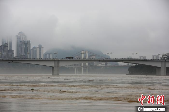 广西迎大范围雨雾天气 城市笼罩烟波风雨中