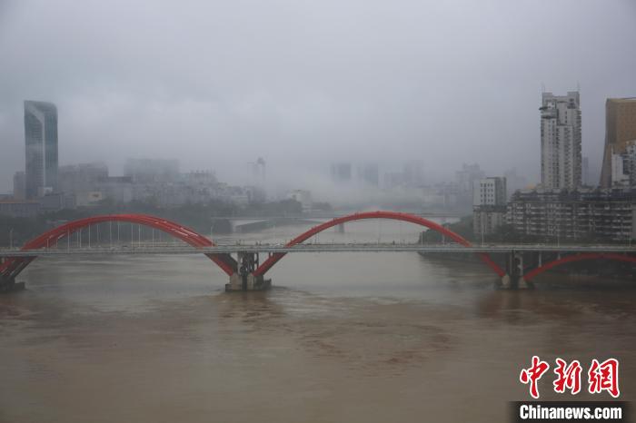 广西迎大范围雨雾天气 城市笼罩烟波风雨中