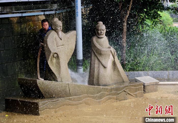 广西迎大范围雨雾天气 城市笼罩烟波风雨中