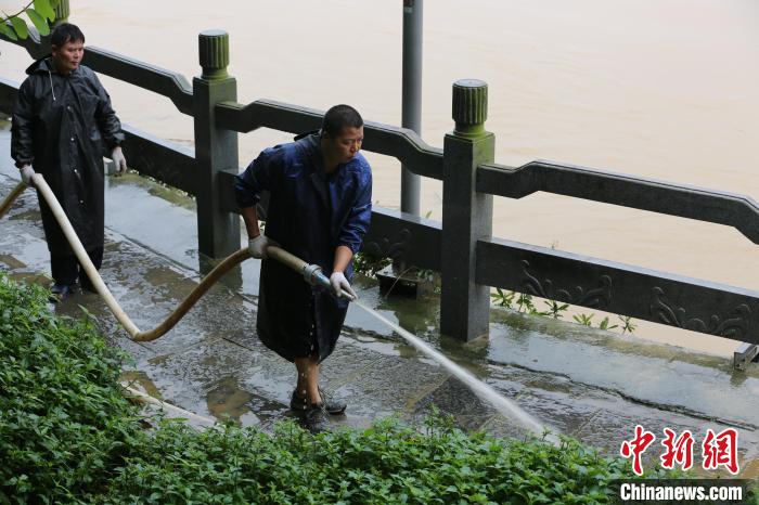 广西迎大范围雨雾天气 城市笼罩烟波风雨中