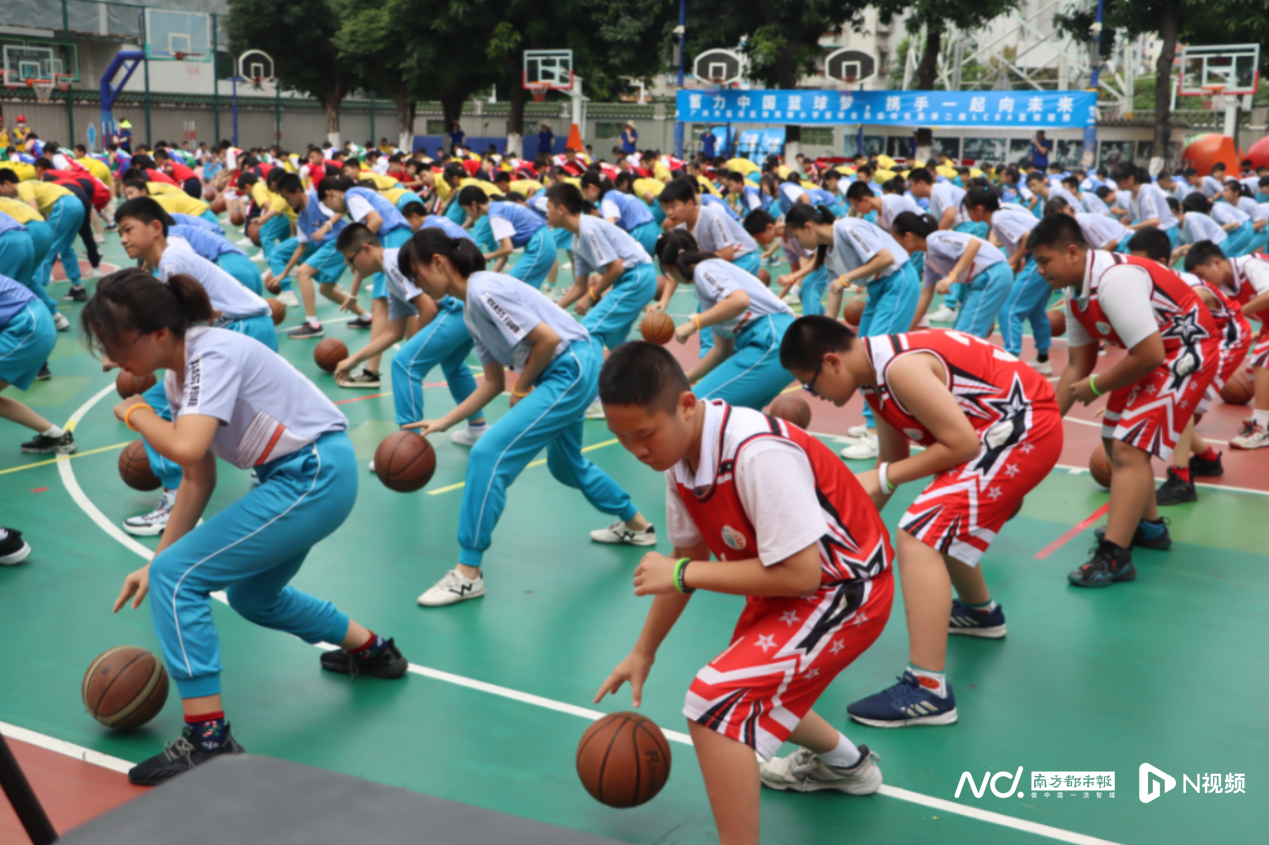 小学篮球比赛一年举行多少次(连续8年参加区篮球比赛都能拿冠军！这所小学是咋做到的？)