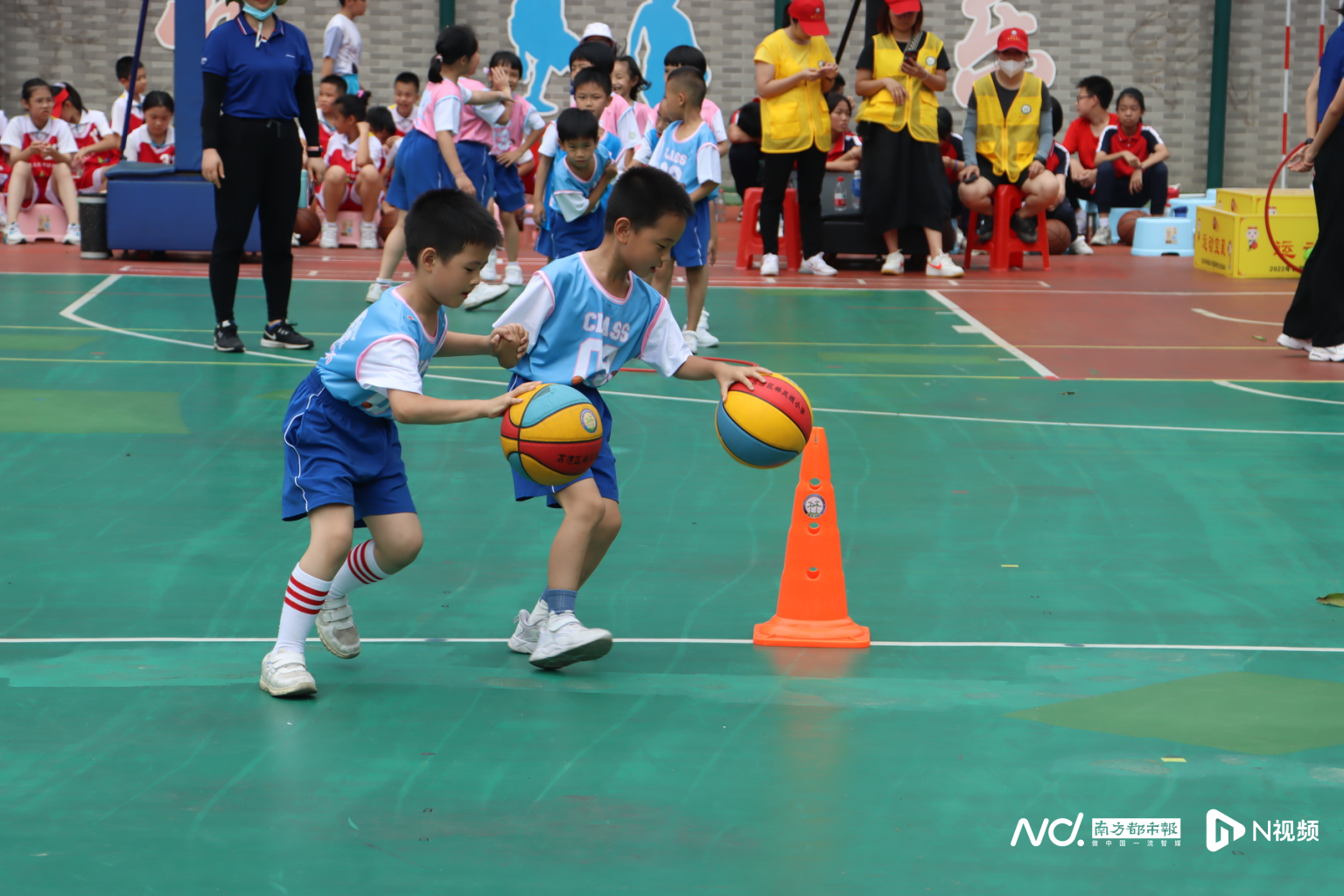 小学篮球比赛一年举行多少次(连续8年参加区篮球比赛都能拿冠军！这所小学是咋做到的？)