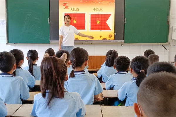 登封市告成镇中心小学光荣加入少先队(图2)