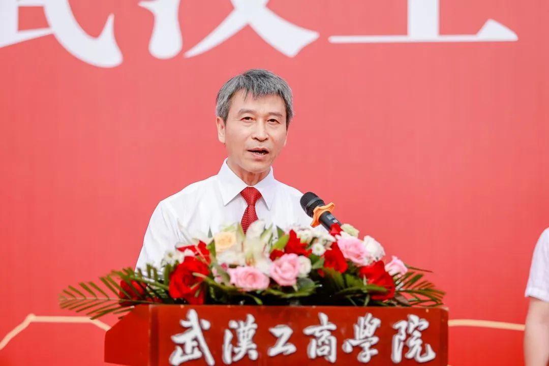 高校校长向全校公布手机号，几个月后......