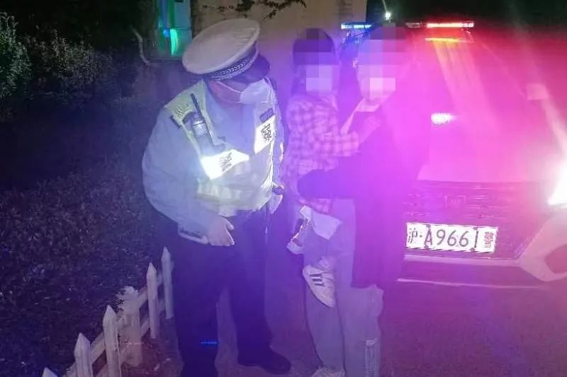 【社区帮困先锋队】晚间散步时走丢了4岁小姑娘 好心人和警察帮他们团聚